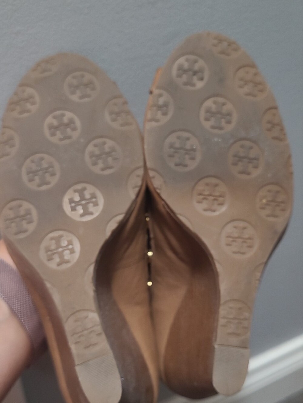 Tory Burch Camel Tan Leather Peep-Toe Pumps with Gold Studs 6.5 - Picture 4 of 7